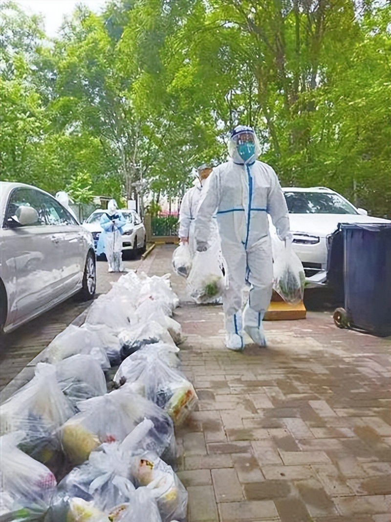 东升镇2300余份爱心菜送至封管控居民家中