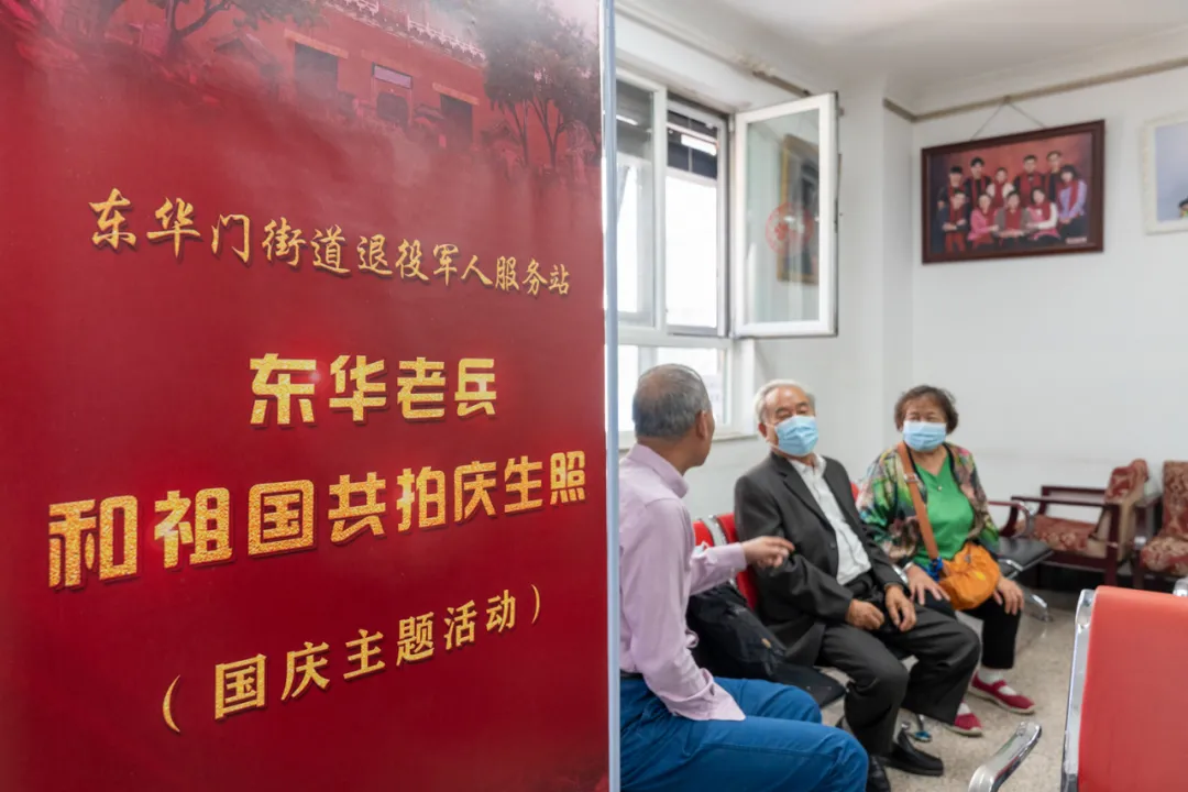 老兵拍摄生日照与祖国共庆生