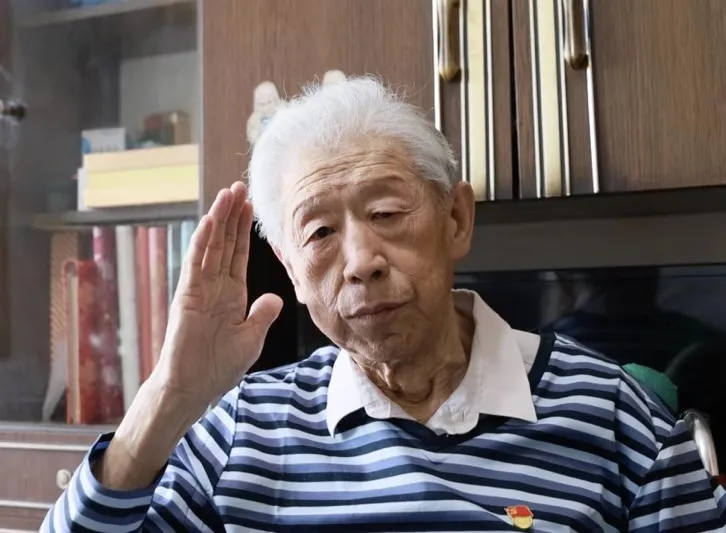 他单枪匹马，接管有30多名伪警察的派出所！