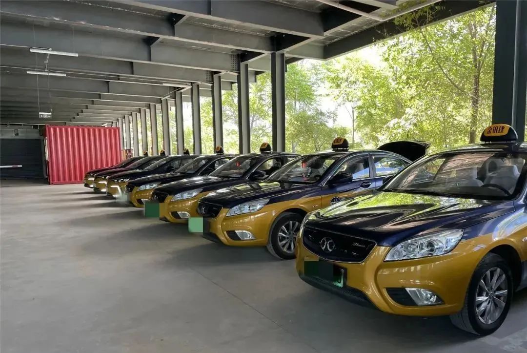 东城严格做好封管控区规范管理和服务保障，“大白”郑重承诺：“无论大事小事，我们都管！”