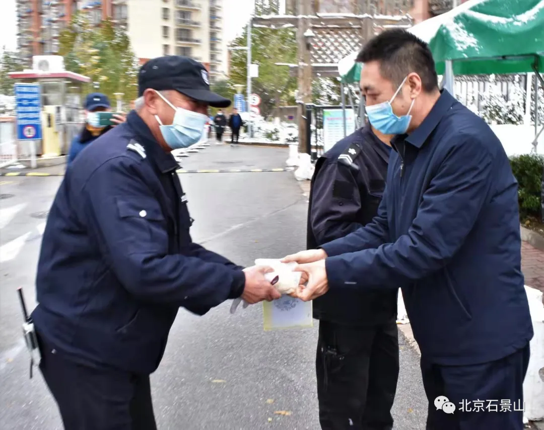 立冬送爱心 饺子暖人心 五里坨街道向社区一线防控人员送温暖