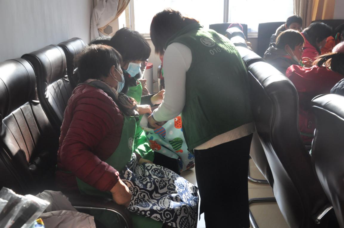 密云区新城子镇崔家峪村开展环保手提袋制作活动