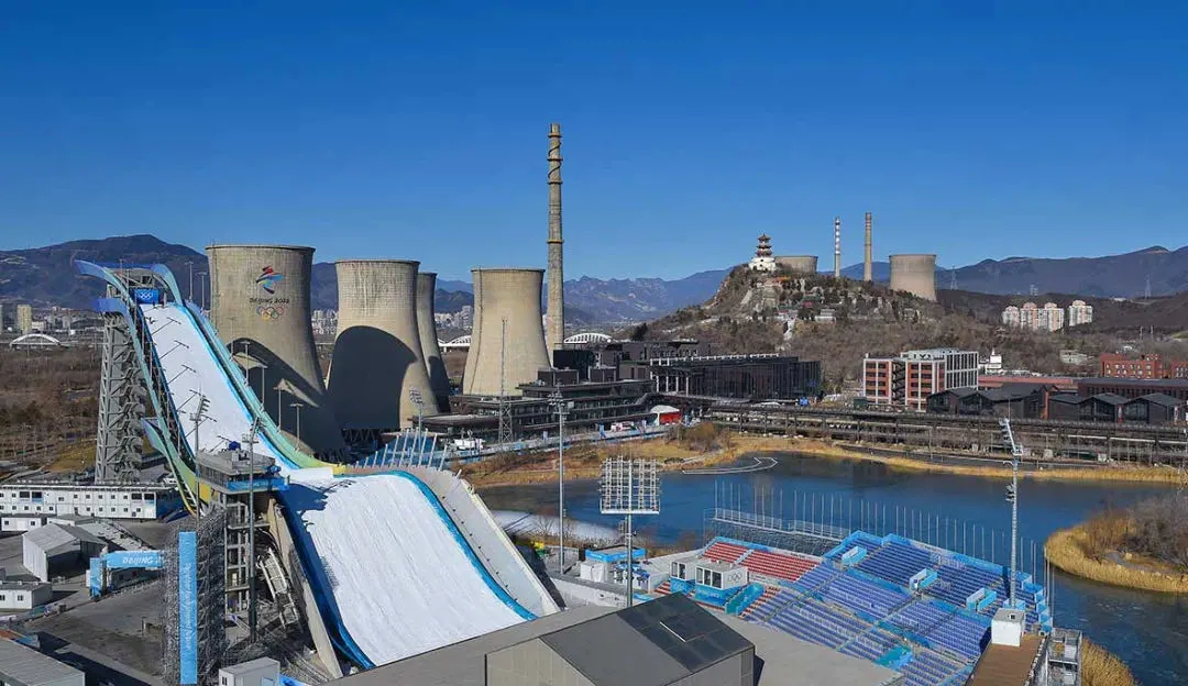 “很酷，背景是山脉、庙宇、城市和钢铁厂！”中外选手盛赞首钢滑雪大跳台