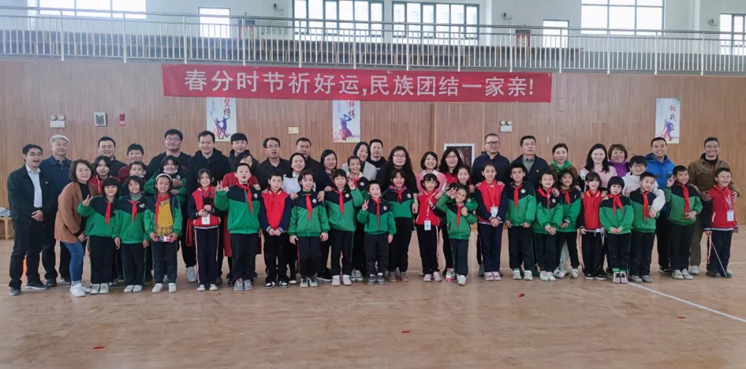 不负春光 亲情陪伴—北京援疆干部与和田孩子同上一堂课