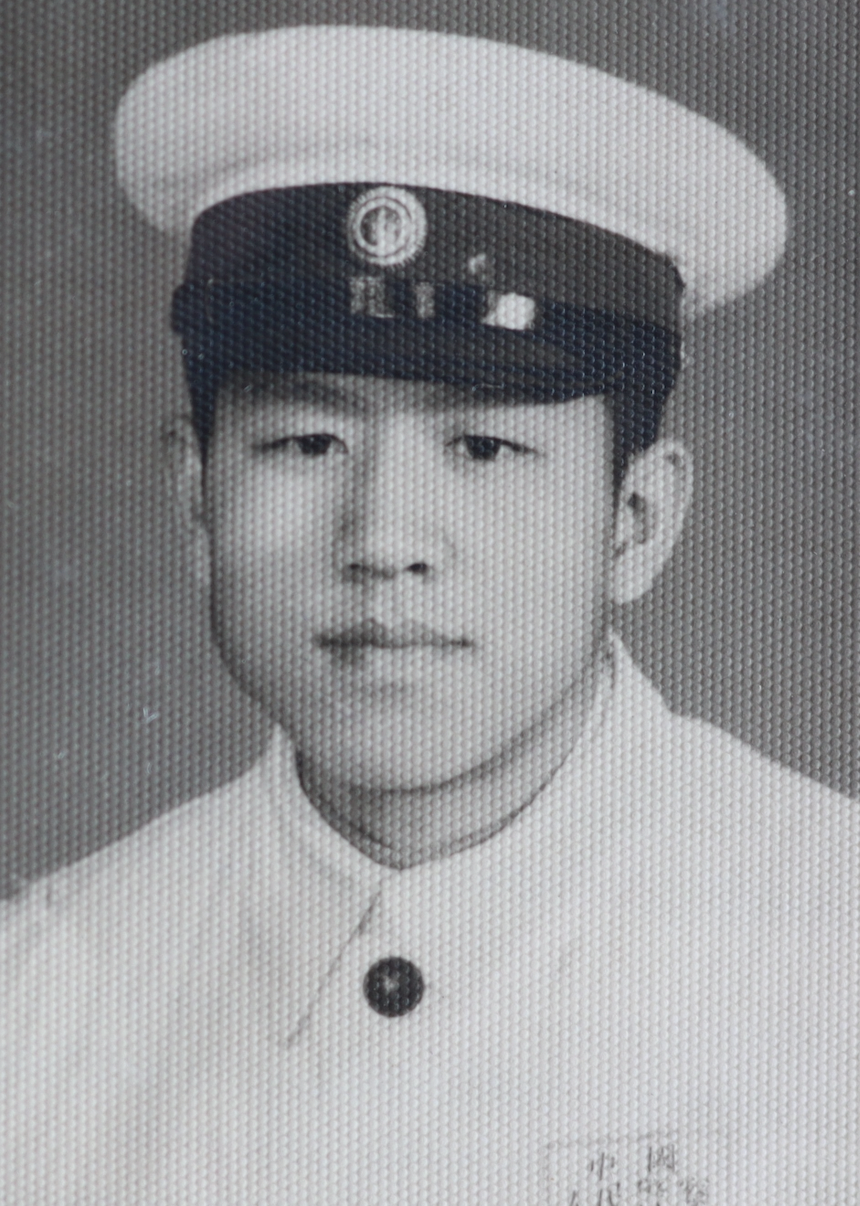 他单枪匹马，接管有30多名伪警察的派出所！