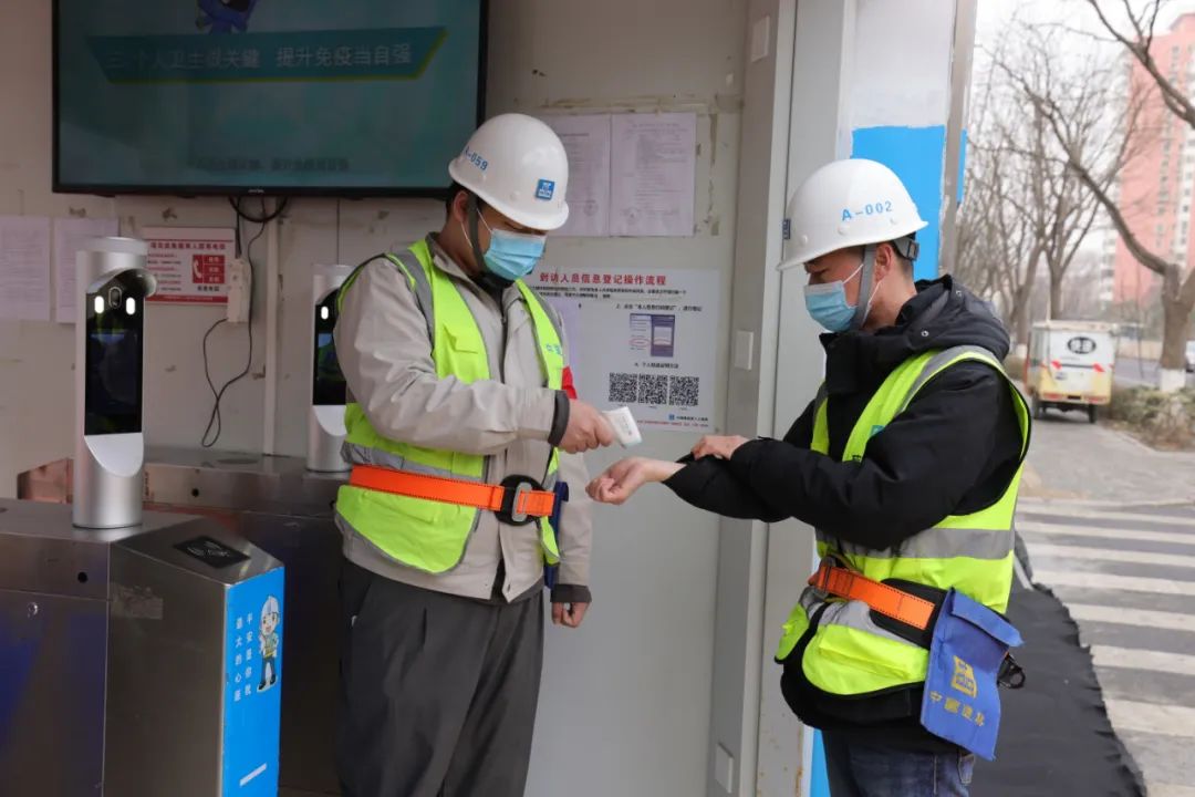 东城区施工现场实行封闭式管理，就餐采取错峰分餐制