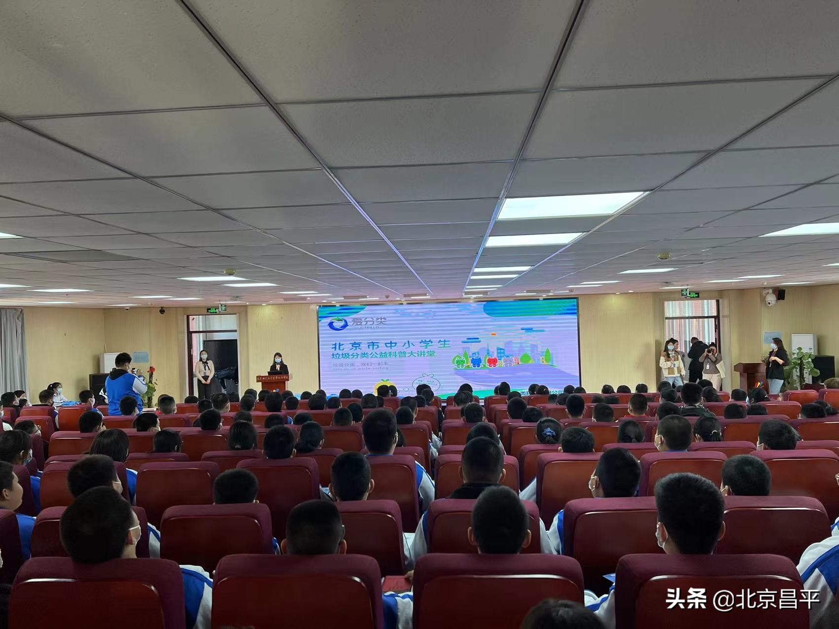 “家校社企”同行，培养学生垃圾分类意识