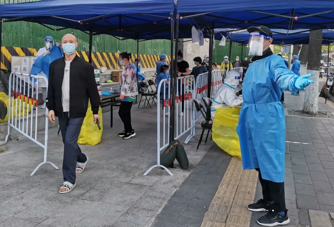 “东城榜样”变身“小蓝”2.0版，既做志愿者又当“记者”，记录疫情防控中的坚守与温暖