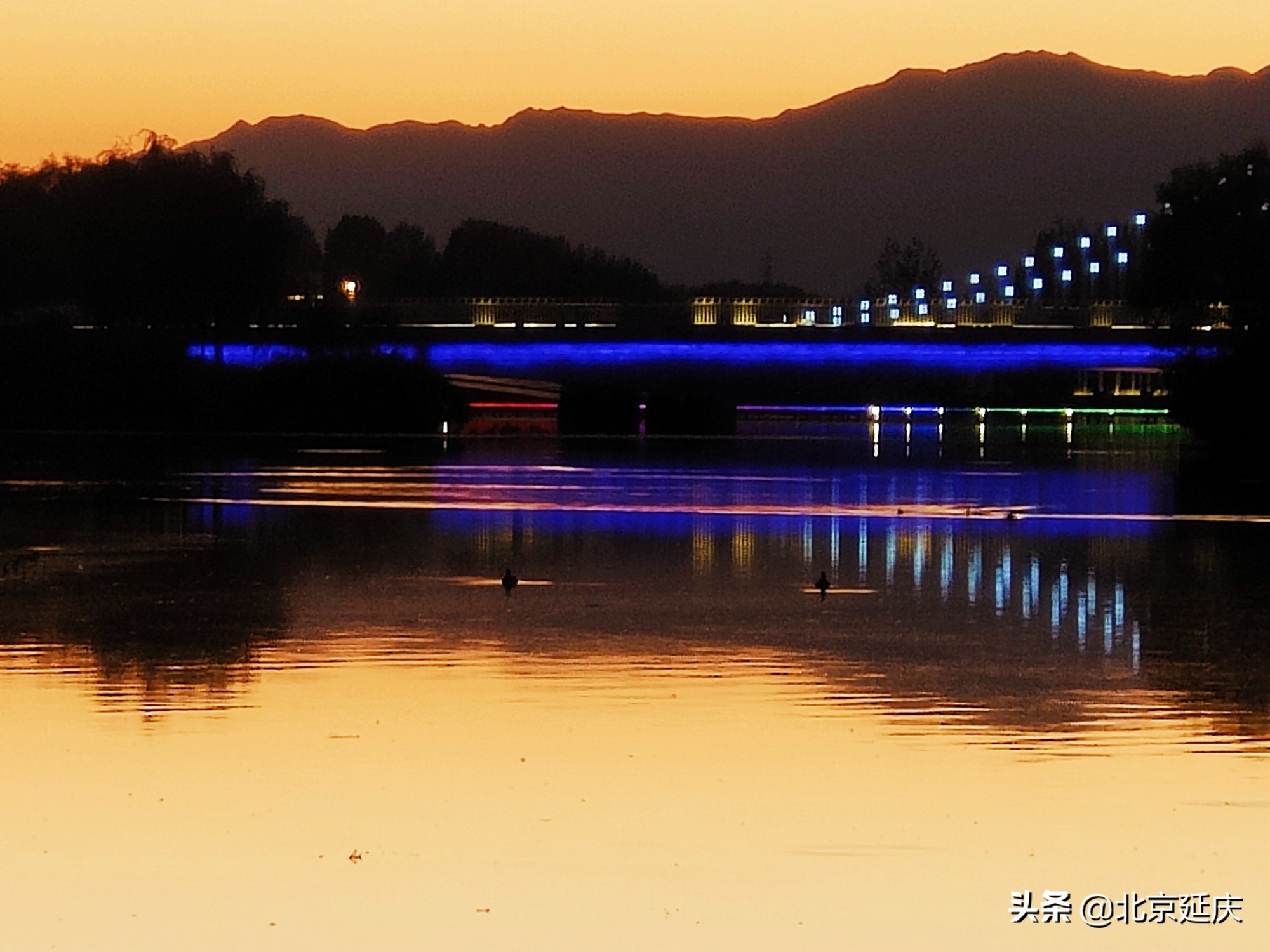 北京延庆：落日余晖波光映 扮靓最美冬奥城