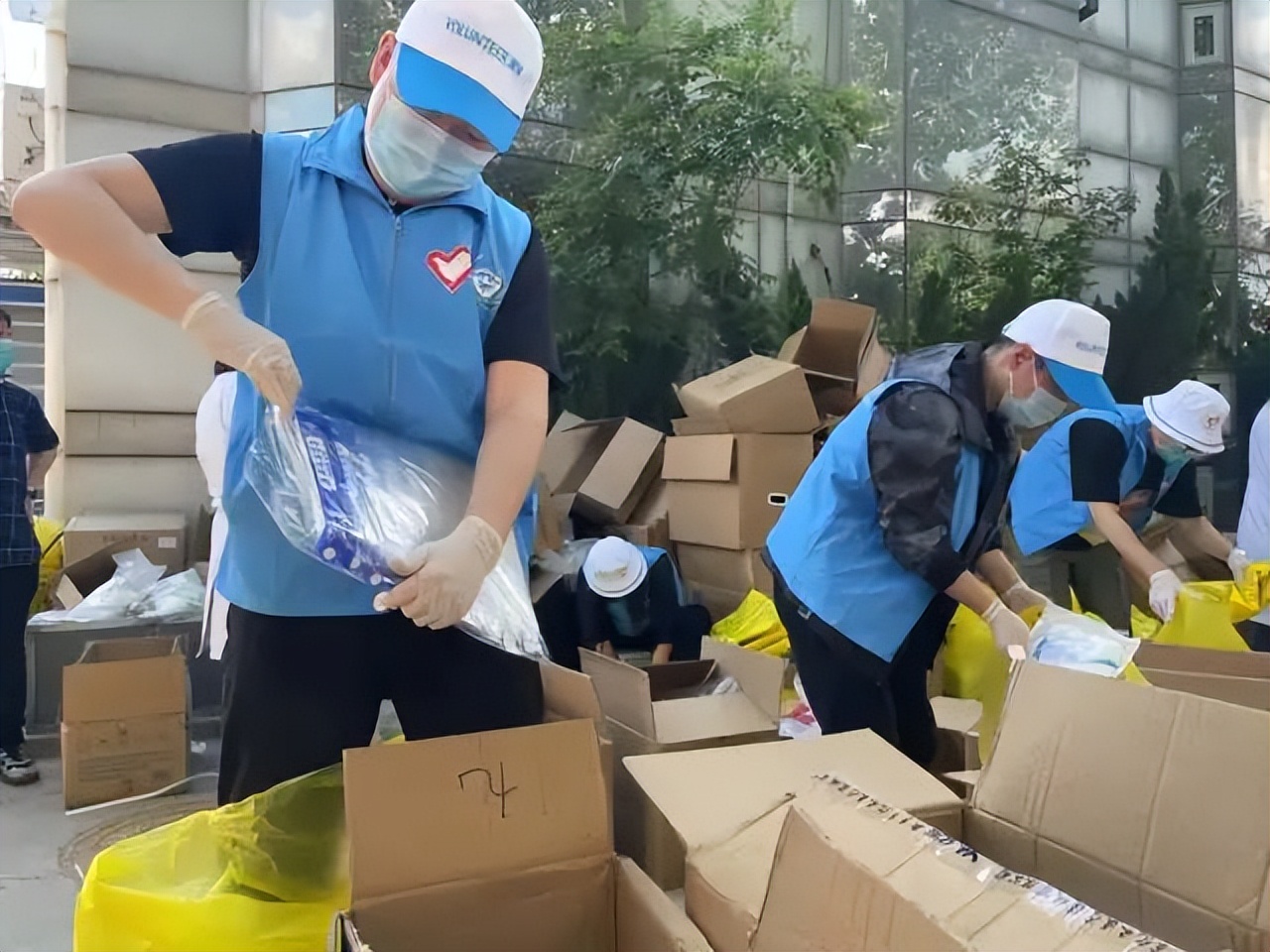 志愿服务筑牢疫情防线，让青春更闪亮