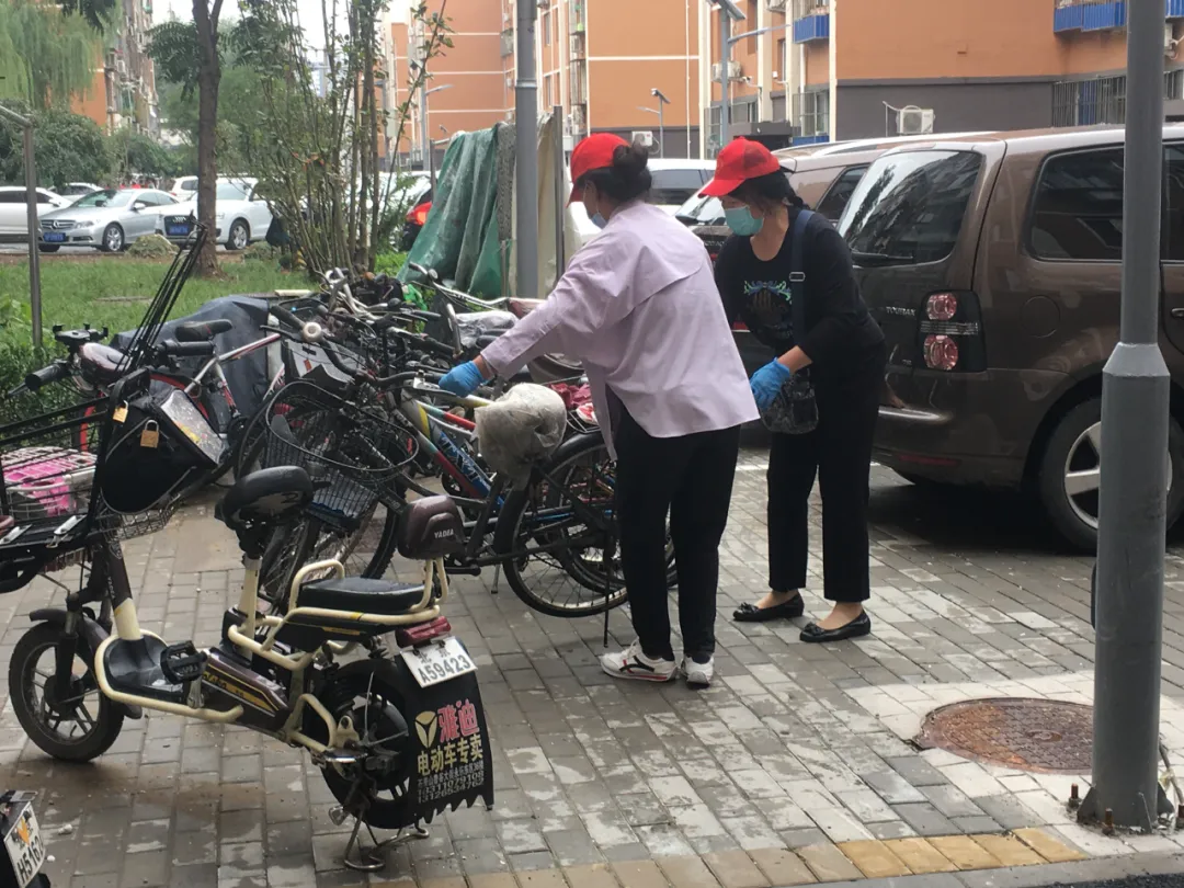 从不“缺勤”夫妻档志愿者感动居民