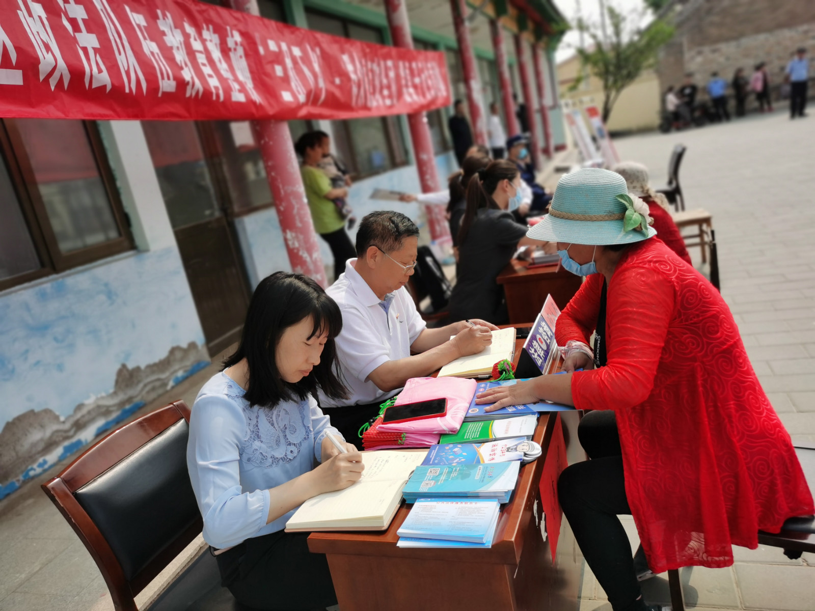 摆桌子 听民意 解难题——“群众痛点攻坚团”走进西田各庄镇