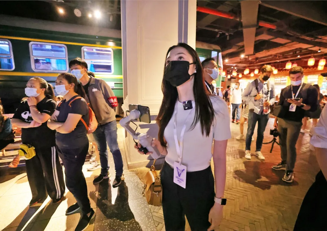 百名丝路大V走进王府井和平菓局感受北京变化，见证百年辉煌