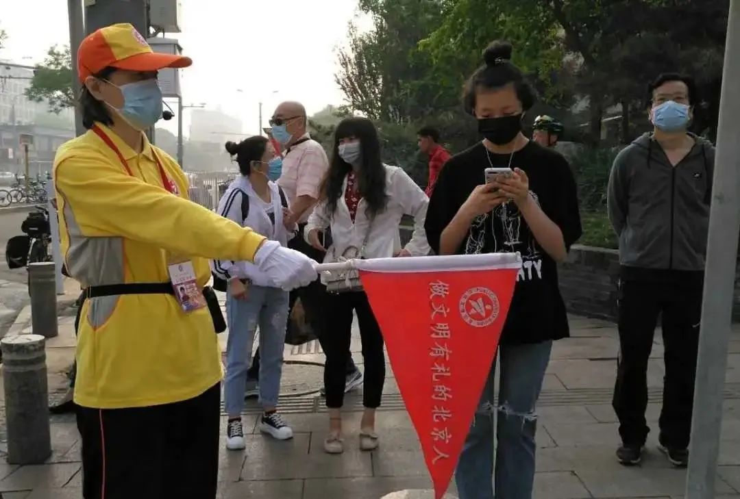 东城区公共文明引导员“五一”期间开展假日志愿服务活动