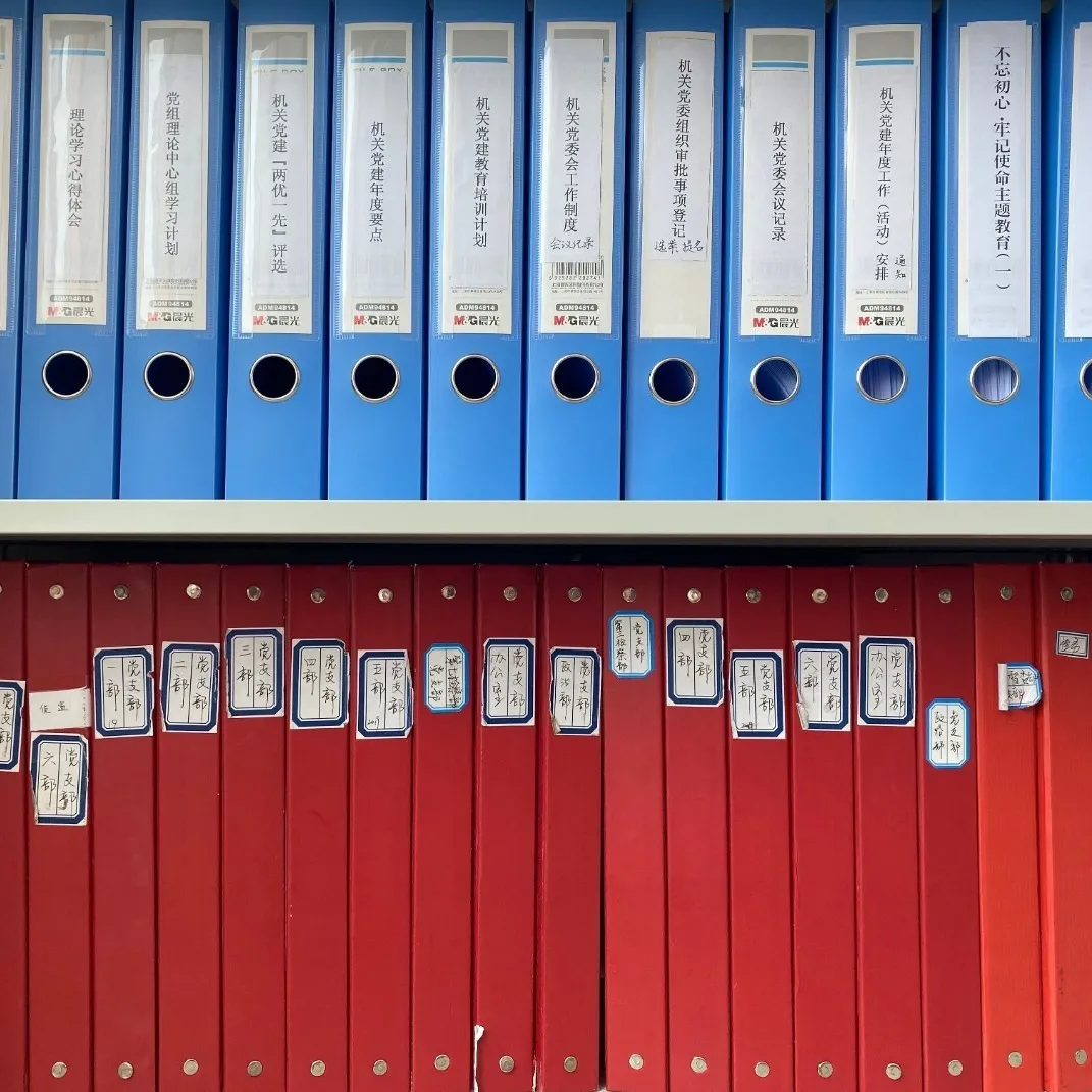 与时间赛跑，党旗在战疫一线高高飘扬！