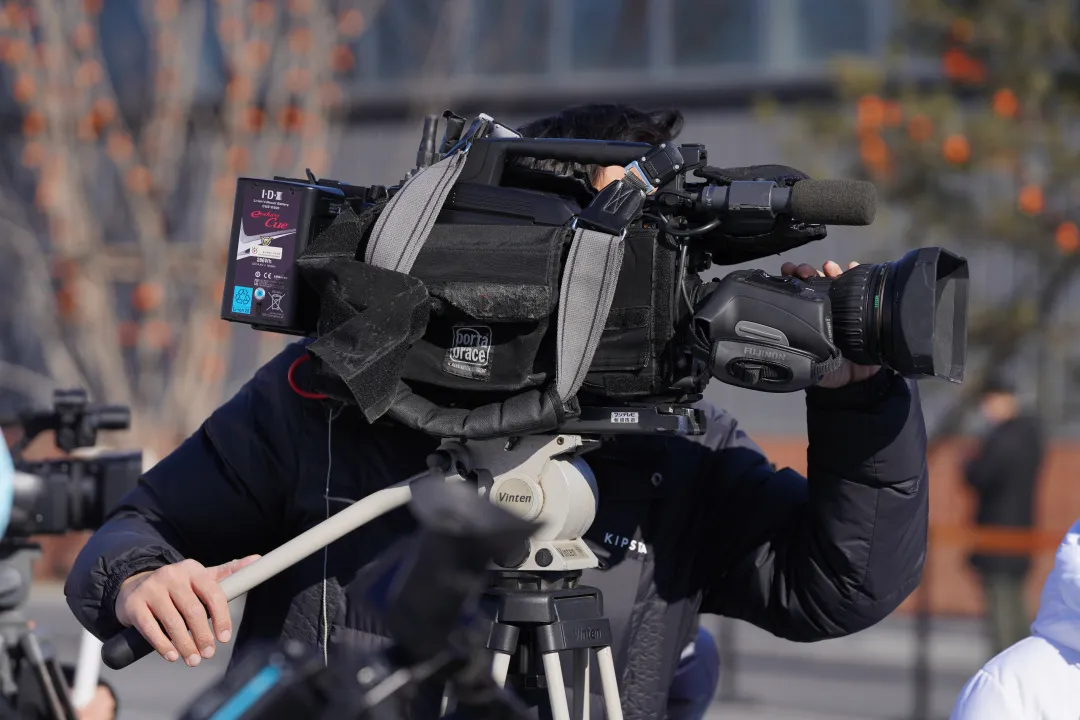 看~石景山之光！火炬传递他们全程保驾护航......