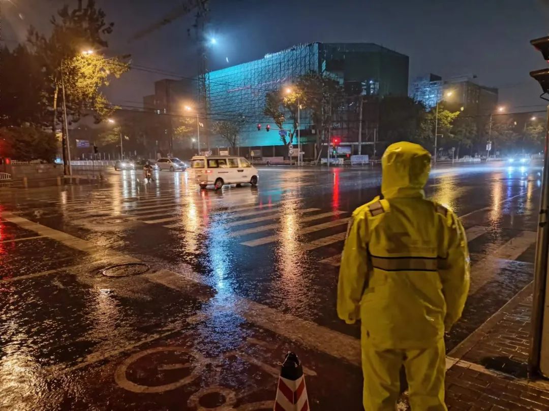 雨夜坚守！