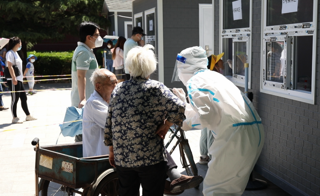 海淀核酸检测点，这位“教师大白”频繁将身体探出窗外
