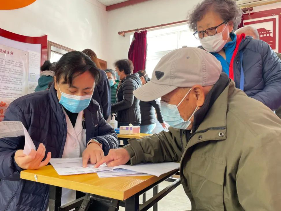 “家医”团队护航老年人新冠疫苗接种