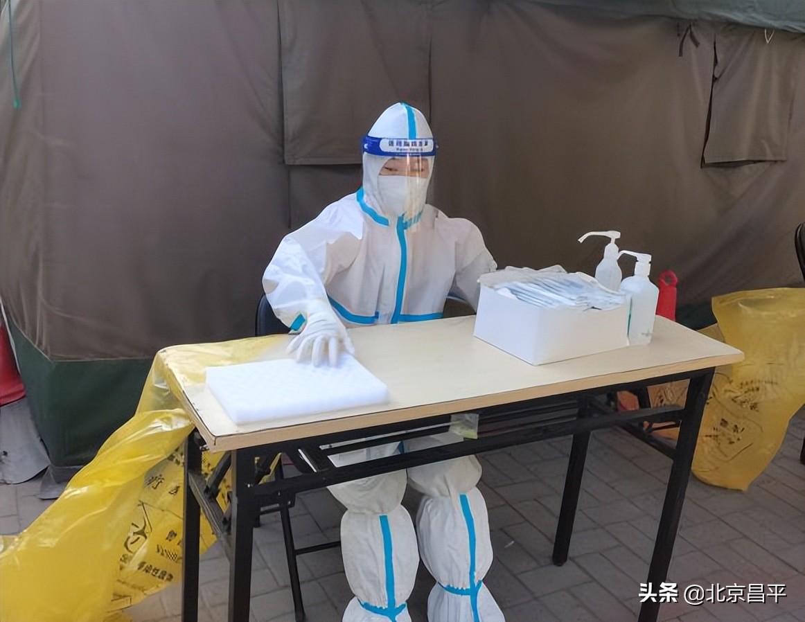 支援核酸采样突遇晕厥老人，她们迅速施救！