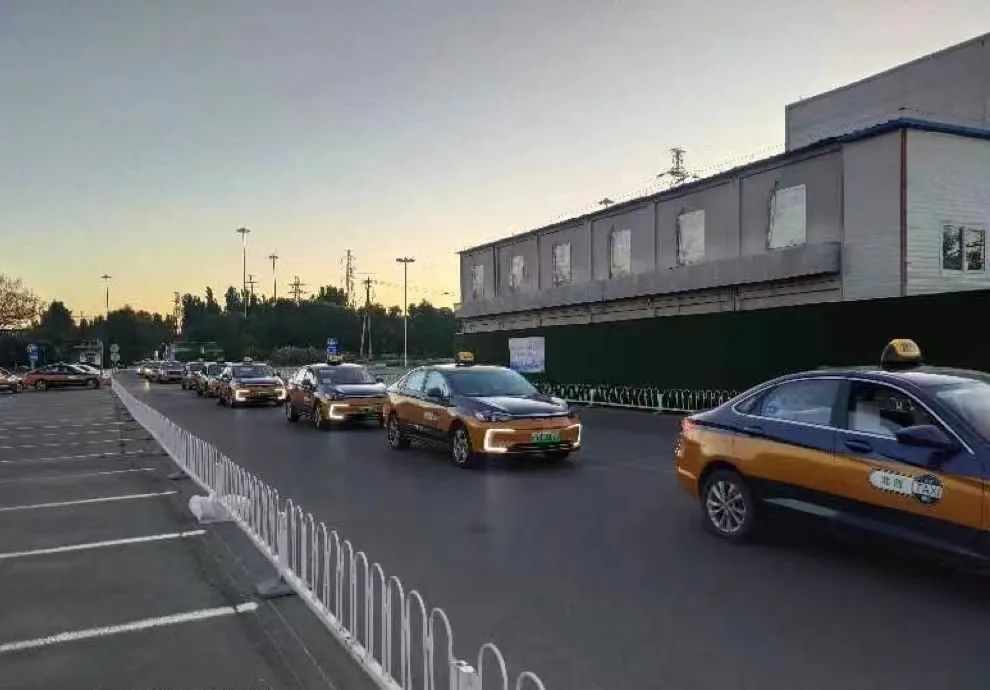 一对一送考！丰台封管控区考生已抵达隔离酒店考点