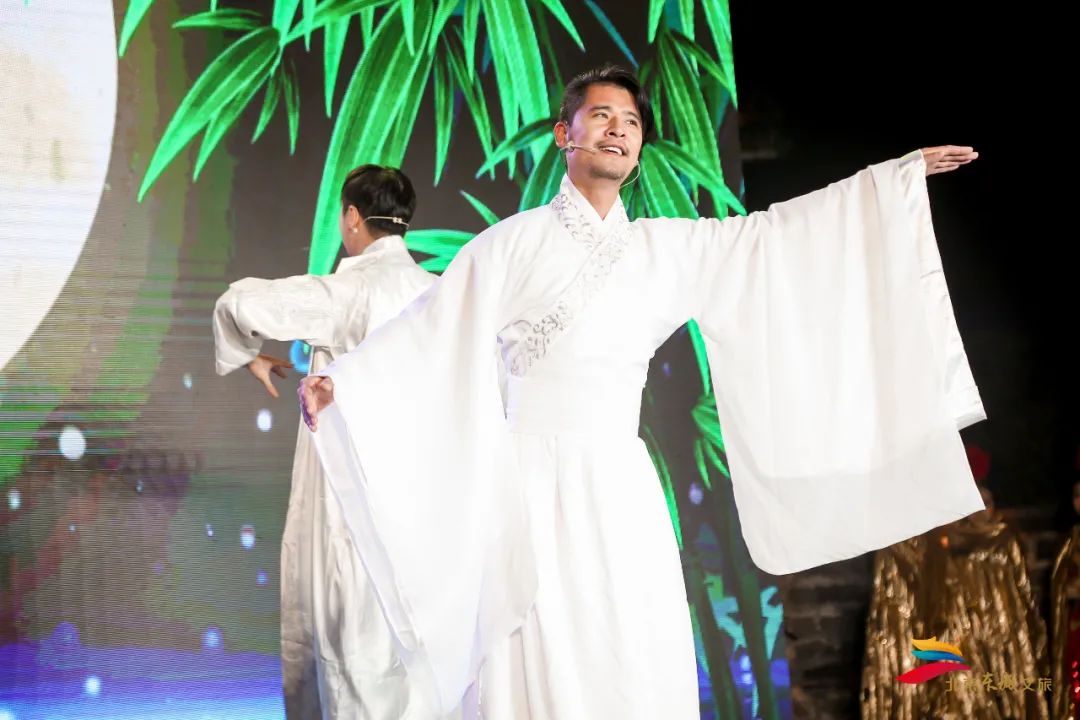 明城墙上吟诗赏月，东城居民感受中秋传统味儿