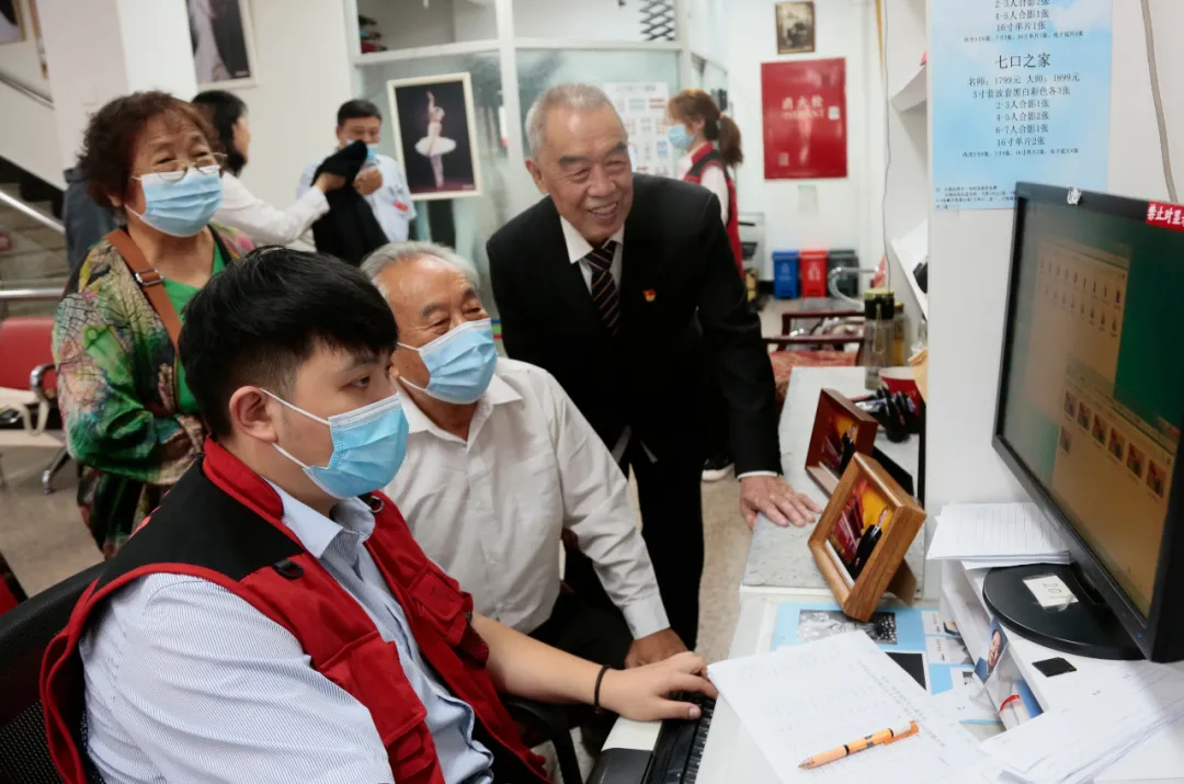 老兵拍摄生日照与祖国共庆生