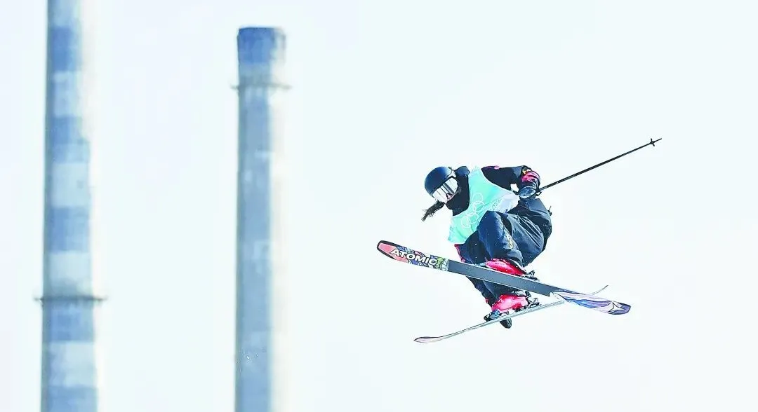 “很酷，背景是山脉、庙宇、城市和钢铁厂！”中外选手盛赞首钢滑雪大跳台