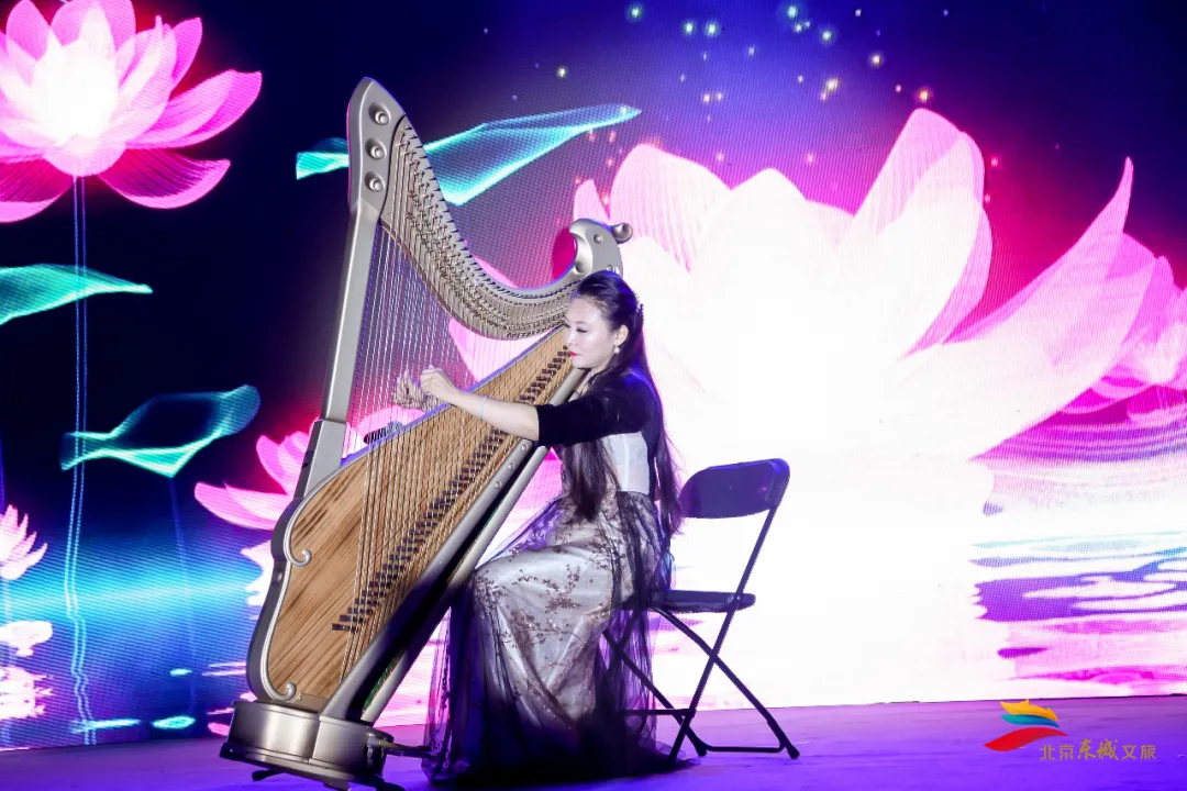 明城墙上吟诗赏月，东城居民感受中秋传统味儿