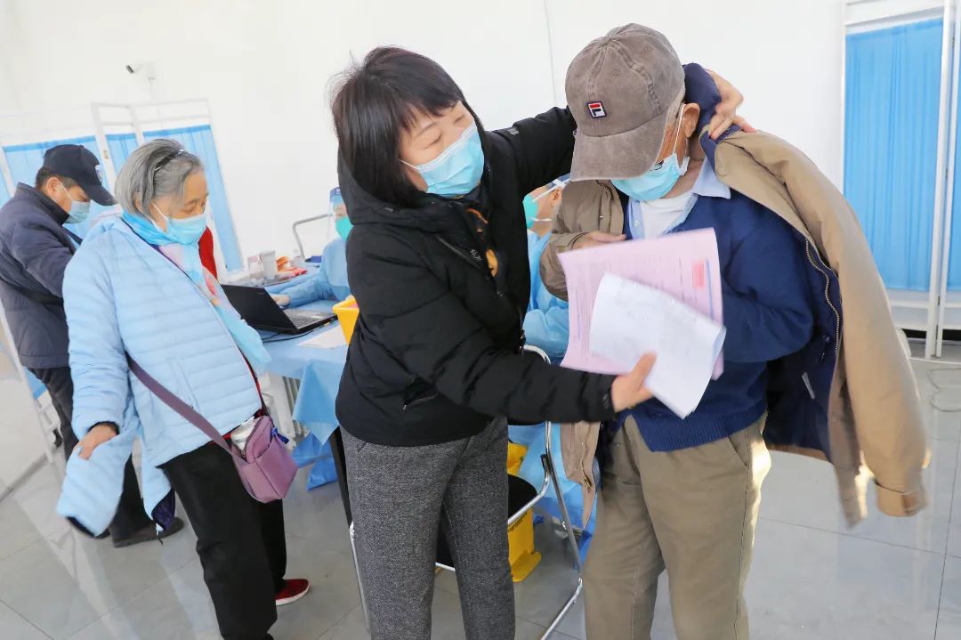 从免费体检到贴心照顾，这里让老年人安心打疫苗