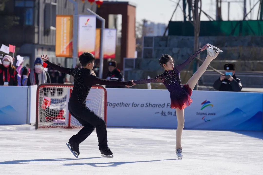 看~石景山之光！火炬传递他们全程保驾护航......