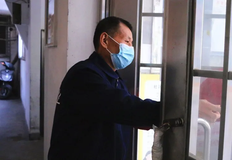 “疫”线讲述：8平米小屋为“家”，百余天守候夜归人