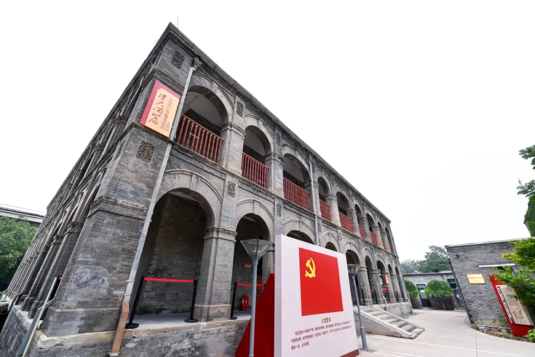 东城区委理论学习中心组参观“伟大开篇——中国共产党早期北京组织专题展”并重温入党誓词