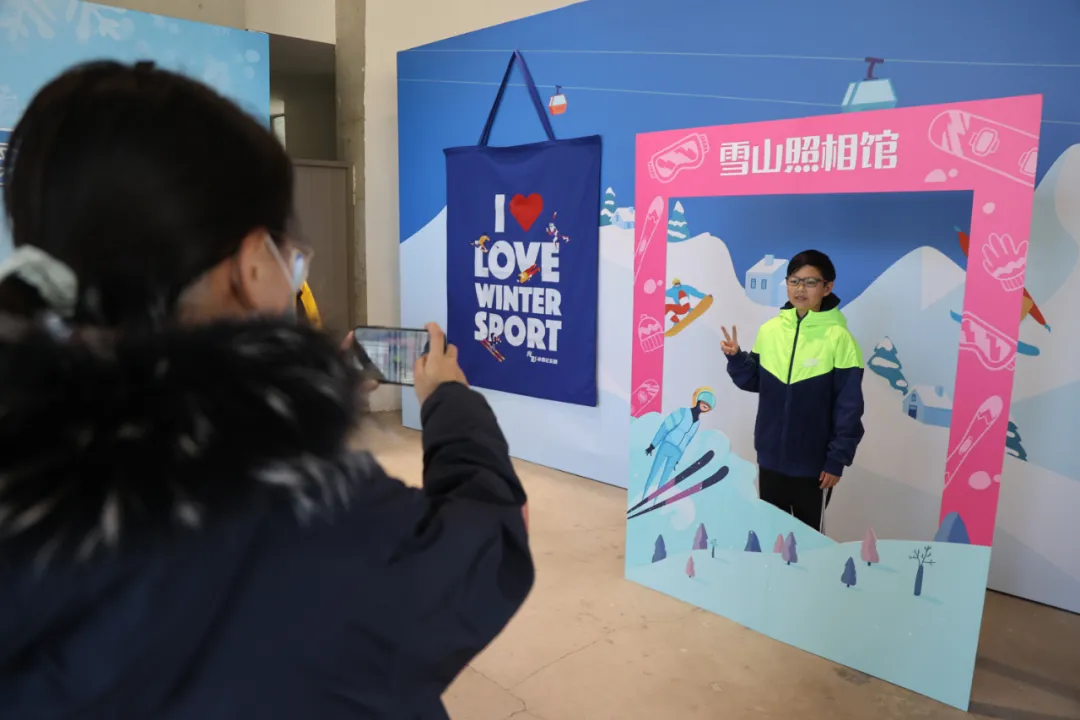 第五届北京纪实影像周“光影·冰雪纪实展”亮相龙潭中湖公园