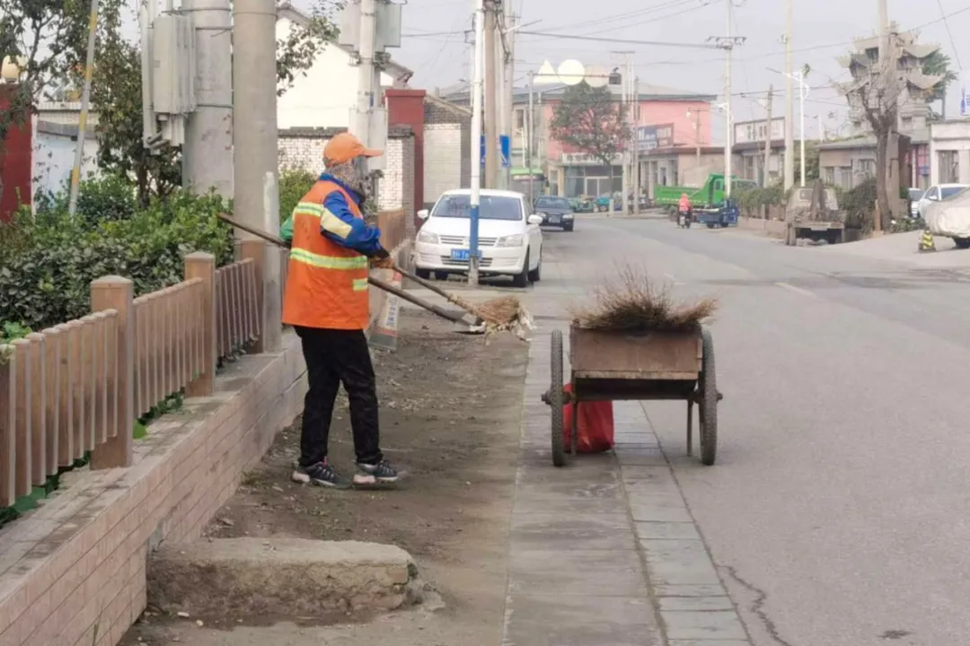 密云区巨各庄镇：防火扫除两不误 秋日最美酒乡路