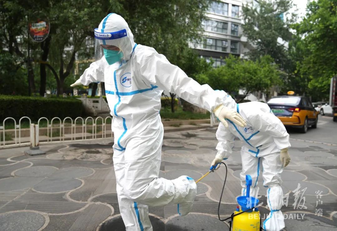 直击丰台封控考点！她走出考点，工作人员报以热烈掌声