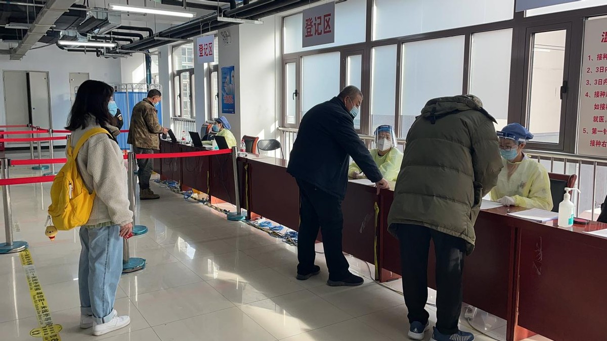 绿色通道、爱心班车、夜场接种 玉泉营街道多措并举提升疫苗接种率