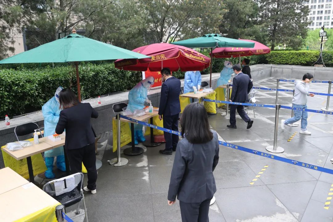 “从排队到检测完成不到10分钟”，上门核酸检测服务方便驻区企业员工