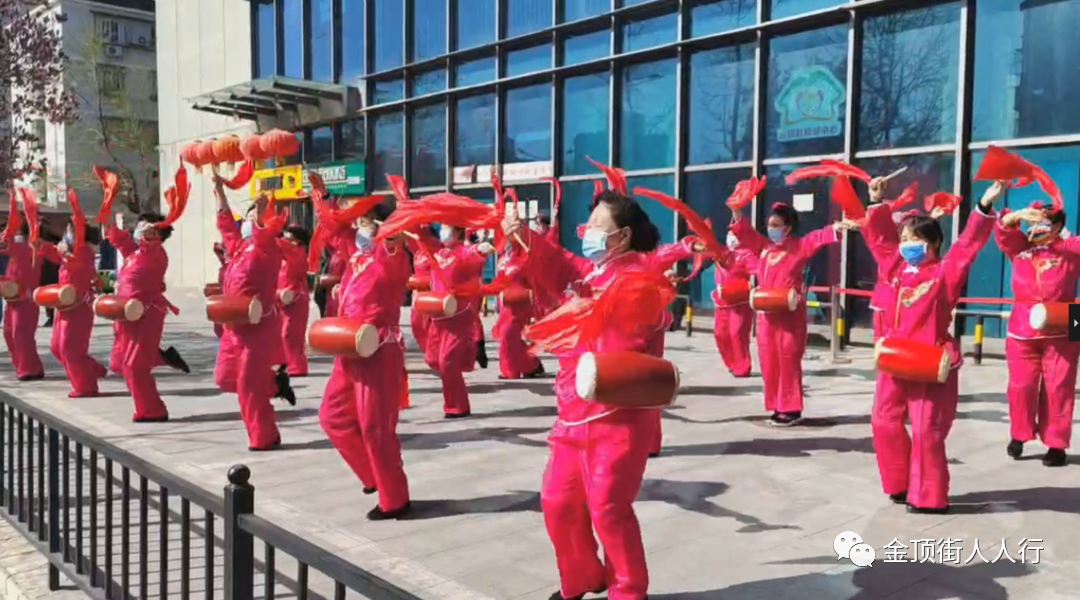 腰鼓队齐上阵 金顶街街道疫苗接种宣传也太飒了！