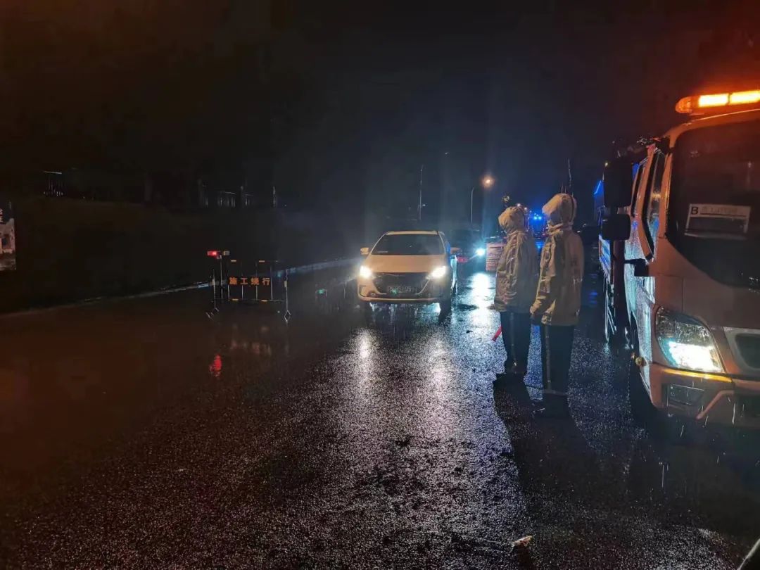 雨夜坚守！