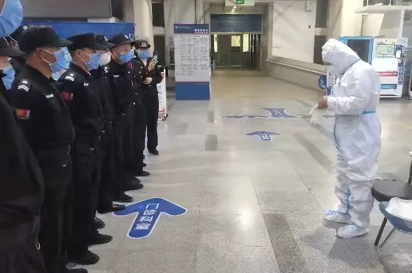 硬核担当 暖心守护的“疫”线保安员