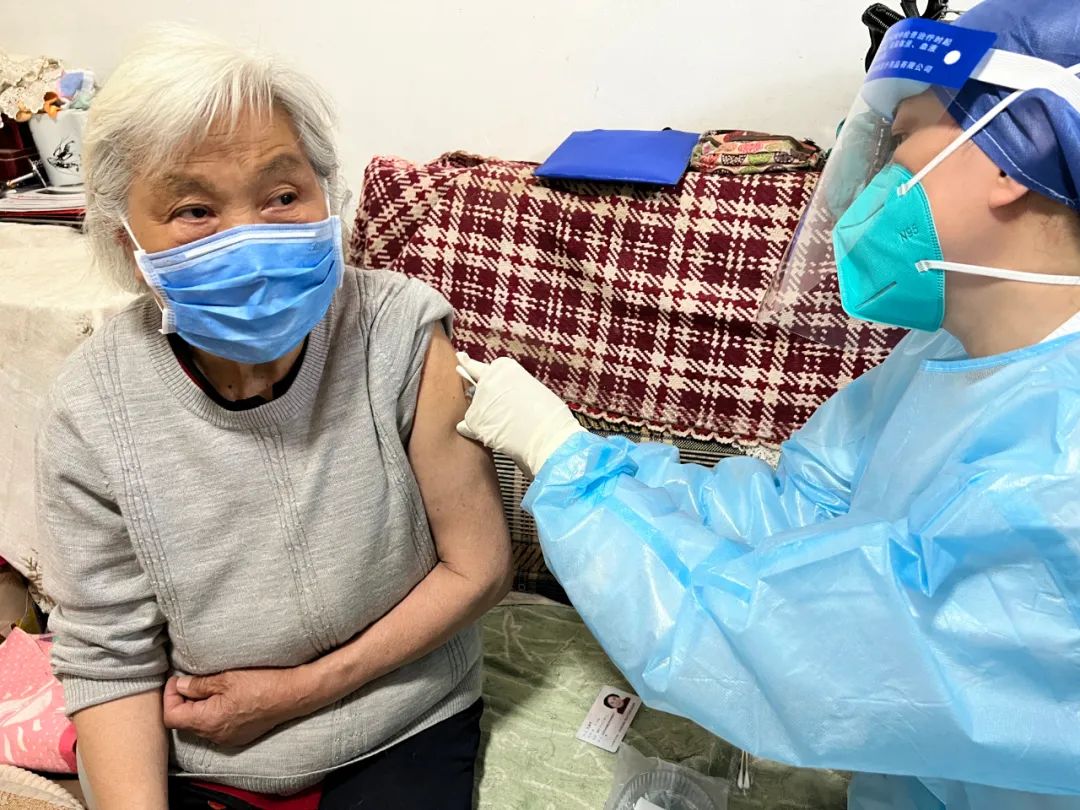 上门“一对一”服务，东城老人足不出户安心接种疫苗