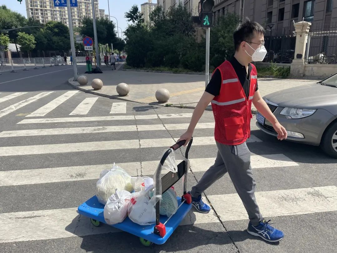 烈日下，“金一代”青年干警化身“红马甲”传递温情