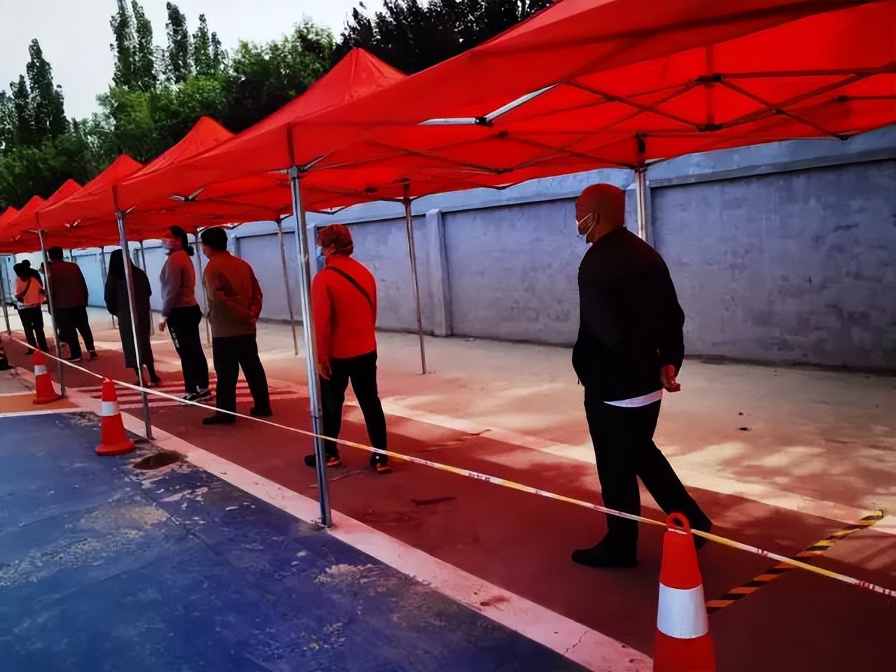 反诈两米线、百米遮阳棚“巧”利用，居民连声叫好