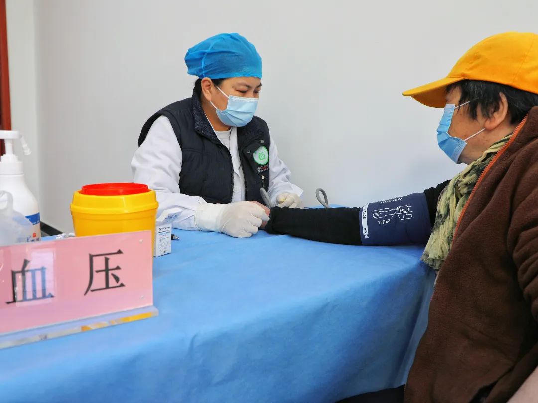 从免费体检到贴心照顾，这里让老年人安心打疫苗