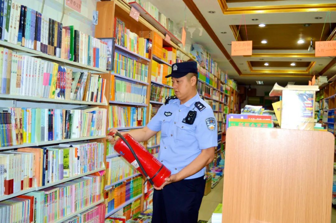 犄角旮旯都不落下 他用小步伐换来大平安