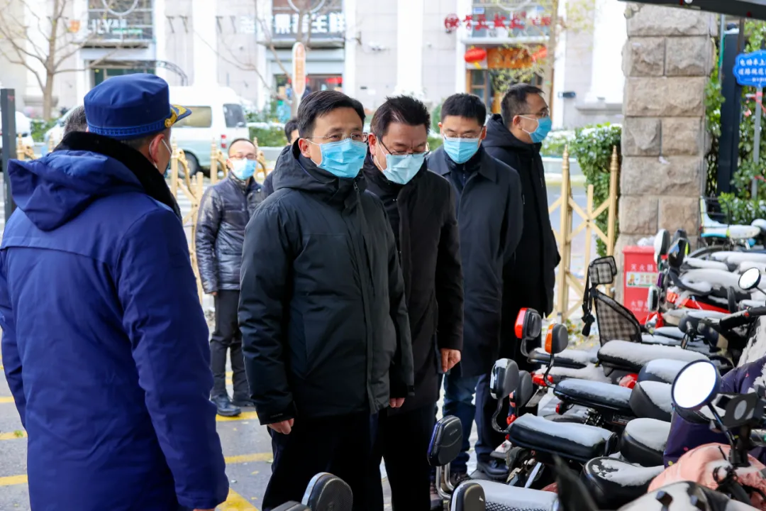 全力确保群众温暖过冬！孙新军、周金星深入学校社区检查疫情防控和供暖工作