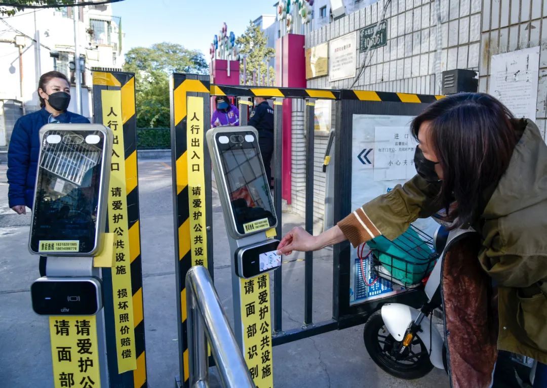 践行以人民为中心的发展思想，构筑共建共治共享社会治理新格局