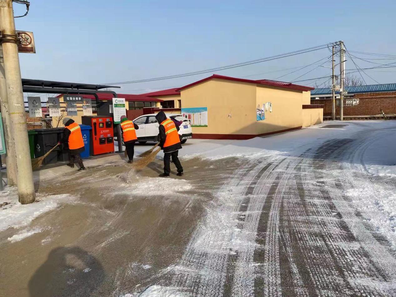 密云区太师屯镇及时开展扫雪铲冰行动 确保百姓出行安全