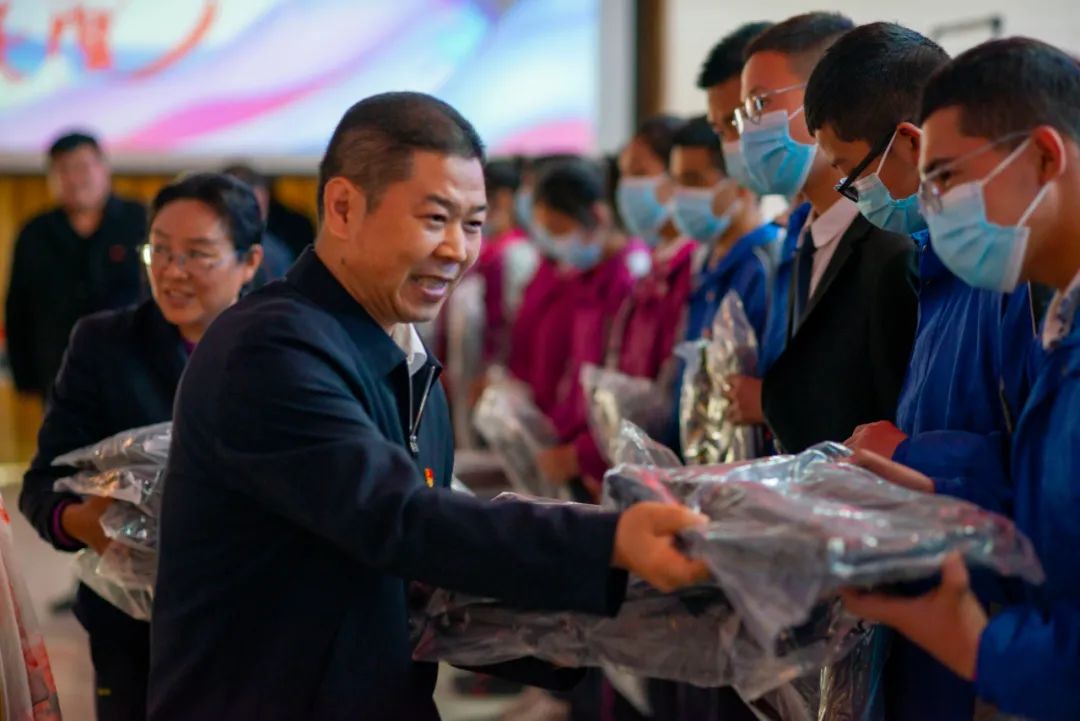 爱心书包赠迎考学子